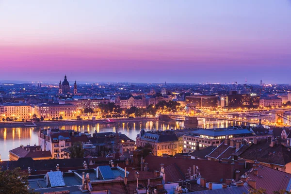 Paysage urbain panoramique de la basilique Saint-Étienne avec célèbre pont à chaînes sur le Danube. Lever de soleil coloré à Budapest, Hongrie — Photo