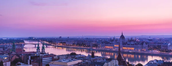 Panoramiczny pejzaż budynku Parlamentu Węgierskiego z Mostu Małgorzaty nad Dunajem. Kolorowe wschody w Budapeszcie, Węgry — Zdjęcie stockowe