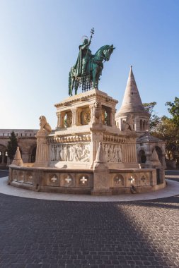 Budapeşte'deki Balıkçı Kalesi Üzerine Aziz Stephen Heykeli, Macaristan
