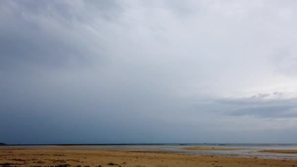 mouvement simultané de nuages de différents niveaux, laps de temps, boucle vidéo