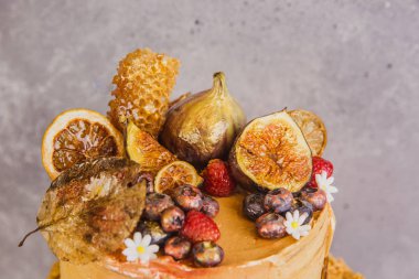 Altın renkli bir sonbahar temasında dekore edilmiş katmanlı kek