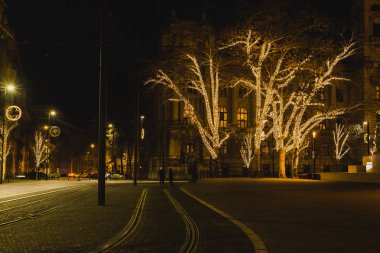 Budapeşte, Macaristan - 29 Aralık 2018: Kossuth Meydanı'nda turistler ve yöre halkı, Noel dekorasyonu yla Budapeşte