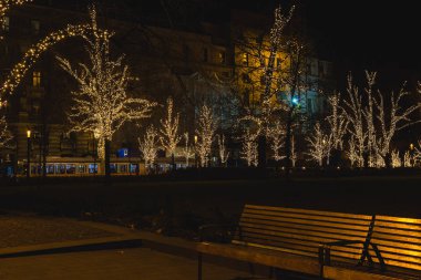 Budapeşte, Macaristan - 29 Aralık 2018: Kossuth Meydanı'nda turistler ve yöre halkı, Noel dekorasyonu yla Budapeşte