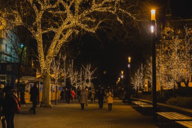 Budapeşte, Macaristan - 29 Aralık 2018: Kossuth Meydanı'nda turistler ve yöre halkı, Noel dekorasyonu yla Budapeşte