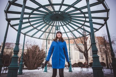 Bir Katolik gotik Matthias kilisenin tarihi mimarisine yakın trendy mavi ceketli bir turist kadın, gezi gezisi kavramı