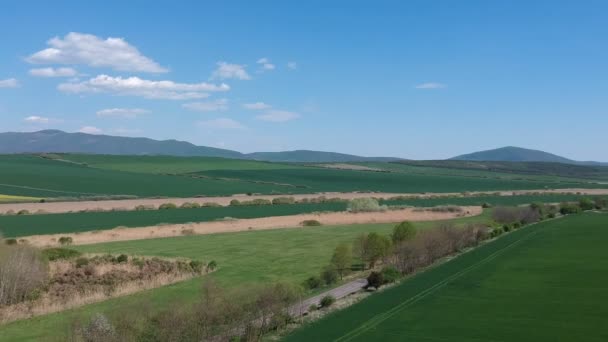 Aerial Shot, montando en el campo — Vídeo de stock