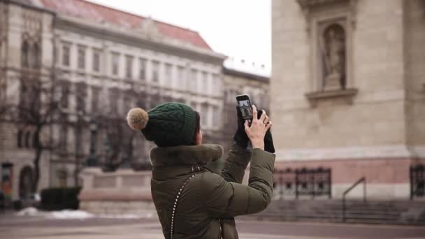 BUDAPEST, 26 JANUARY 2019 Perempuan wisatawan membuat foto Basilika St. Stephen dengan mobile. Budapest — Stok Video