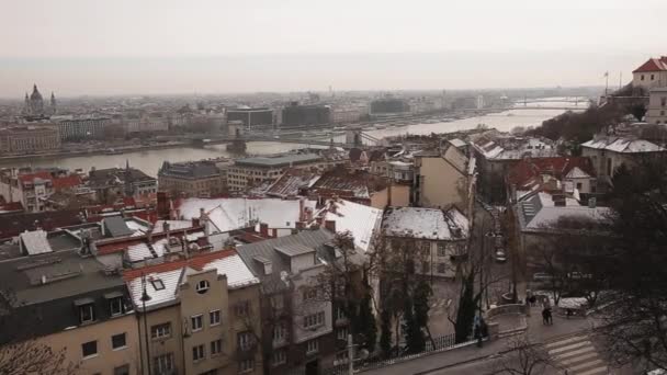 Budapest: Kilátás a hegy a lánc Széchenyi hídon a Duna folyón — Stock videók