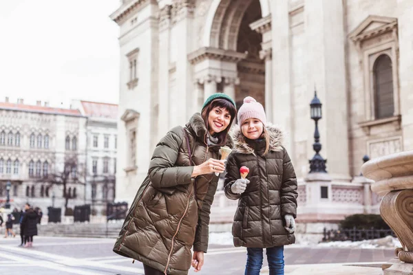 Familjen äter glass steg nära St Stephen Basilica. Berömd plats i Budapest — Stockfoto