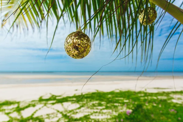 Güneşli bir günde plajda Noel süslemesi