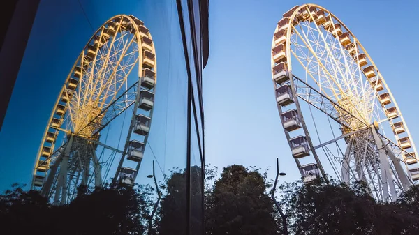 La grande ruota panoramica Budapest Eye con riflesso nel centro di Budapest — Foto Stock