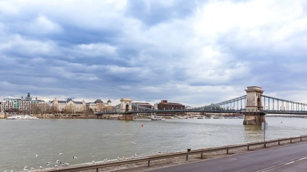 Vue sur le pont de la chaîne Szechenyi depuis la promenade près du Danube à Budapest — Photo