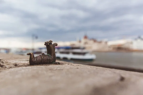 Budapeşte 'de küçük bir bronz heykel solucanı, popüler Macar çizgi film figürü Fo Kukac - baş yem solucanı. Heykeltıraş Mihajlo Kolodko tarafından yapıldı ve dikildi.