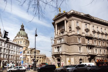 Budapeşte, Macaristan - Mart 2018: Macaristan 'ın Budapeşte kentindeki Aziz Stephen Bazilikası yakınlarındaki merkez caddeler