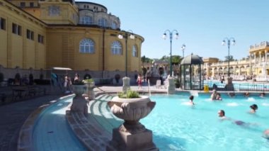 Budapeşte, Macaristan Ekim 2019 Szechenyi Termal Hamamları Budapeşte, Macaristan. Birçok turistin bulunduğu açık hava termal banyo kompleksi.