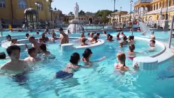 Budapest, Hungary Οκτώβριος 2019 Szechenyi Ιαματικά λουτρά εσωτερικού στη Βουδαπέστη, Ουγγαρία. Ένα υπαίθριο θερμικό συγκρότημα λουτρών με πολλούς τουρίστες — Αρχείο Βίντεο