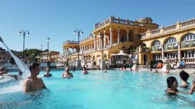 Budapeşte, Macaristan Ekim 2019 Szechenyi Termal Hamamları Budapeşte, Macaristan. Birçok turistin bulunduğu açık hava termal banyo kompleksi.