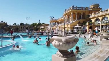 Budapeşte, Macaristan Ekim 2019 Szechenyi Termal Hamamları Budapeşte, Macaristan. Birçok turistin bulunduğu açık hava termal banyo kompleksi.