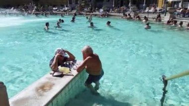 Budapeşte, Macaristan Ekim 2019. Szechenyi Hamamları 'nda satranç oynayan erkekler, termal banyo kompleksi