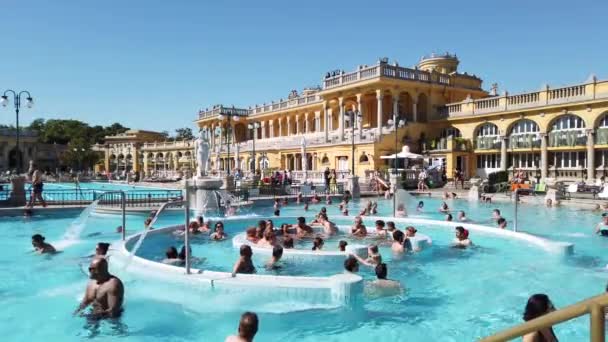 BUDAPEST, HONGRIE Octobre 2019 Thermes Szechenyi intérieur à Budapest, Hongrie. Un complexe thermal en plein air avec de nombreux touristes — Video