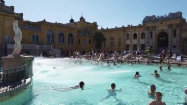 Budapeşte, Macaristan Ekim 2019 Szechenyi Termal Hamamları Budapeşte, Macaristan. Birçok turistin bulunduğu açık hava termal banyo kompleksi.