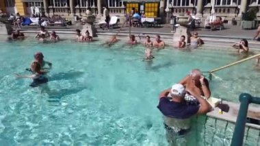 Budapeşte, Macaristan Ekim 2019. Szechenyi Hamamları 'nda satranç oynayan erkekler, termal banyo kompleksi