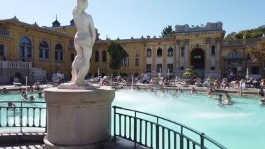Budapeşte, Macaristan Ekim 2019 Szechenyi Termal Hamamları Budapeşte, Macaristan. Birçok turistin bulunduğu açık hava termal banyo kompleksi.