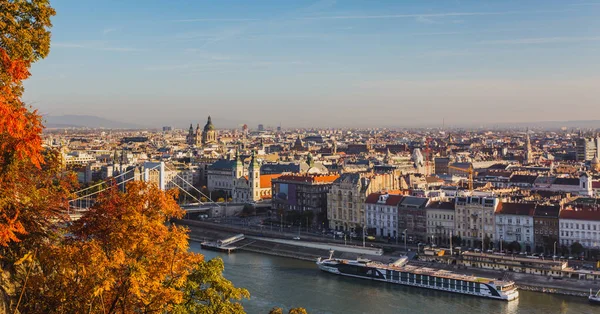 View of Budapest and the river Danube from the Citadella, Hungary at sunrise with beautiful autumn foliage — Stock Photo, Image