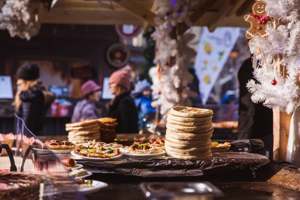 Local food on Christmas Market at St. Stephens Square in front of the St. Stephens Basilicain Budapest — Stock Photo, Image