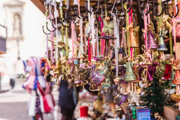 Budapeşte Noel pazarında çok renkli Noel süsleri.