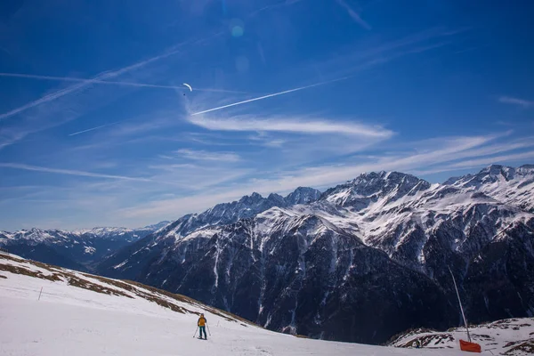 Paragliden over de Alpen met besneeuwde bergkliffen in Karnten Oostenrijk. — Stockfoto