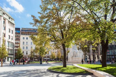 Budapeşte, Macaristan. Ekim 2019: Mihaly Vorosmarty heykeli ve Budapeşte 'nin merkez meydanı Vorosmarty meydanında yürüyen insanlar