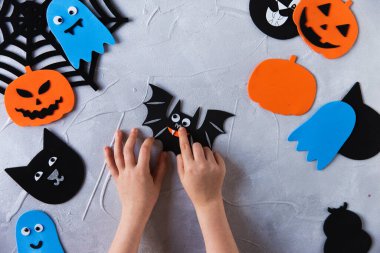 Cadılar Bayramı 'nda nasıl kutlama ve eğlence yapılır. Çocuk sanat projesi. Diy konsepti. Adım adım fotoğraf talimatları. Beşinci adım. Burnu yapıştırılmış yarasa