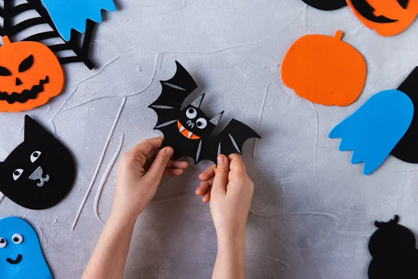 Как сделать украшение для поздравлений и развлечений на Хэллоуин. Детский арт проект. Концепция DIY. Шаг за шагом фотоинструкция. Готовый результат Стоковое Фото