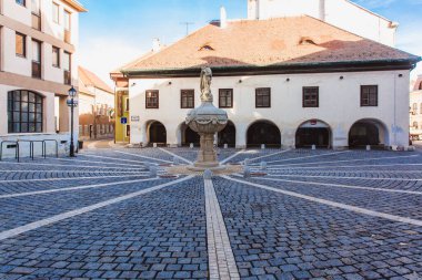 Sopron, Macaristan - Ekim 2018: Macaristan 'ın Sopron kentindeki eski kaldırım taşlarıyla döşenmiş ana meydan