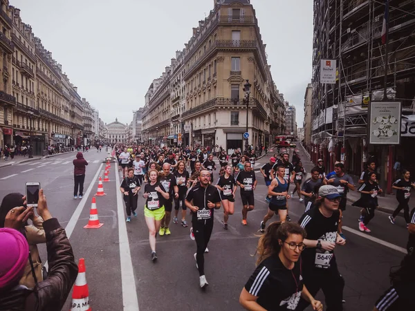 PARIS - June 9 2019: Participants compete in the 10KM DE PARIS in Paris. — Stock Photo, Image