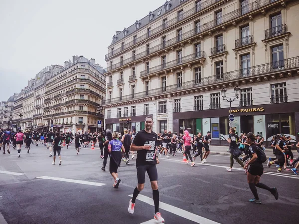 PARIS - June 9 2019: Participants compete in the 10KM DE PARIS in Paris. — Stock Photo, Image