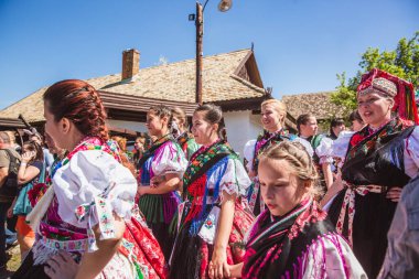 HOLLOKO, HUNGARY - 12 Nisan 2019: Holloko Geleneksel Kız Dansı 'nın folklor köyünde Paskalya festivali