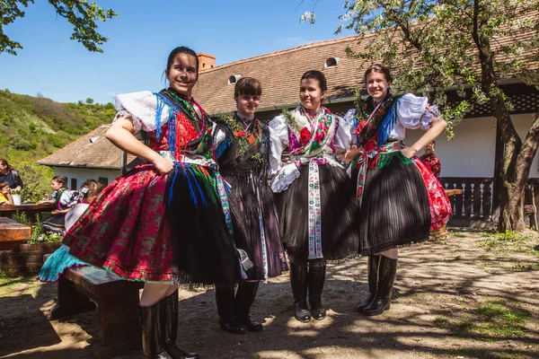HOLLOKO, HUNGRÍA - 12 de abril de 2019: Festival de Pascua en el pueblo folclórico de Holloko en Hungría . — Foto de Stock