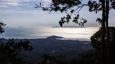 Gün batımında Tayland 'daki Koh Samui adasında deniz manzarası.