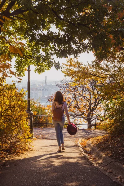 Gyönyörű nő sétál a Budai Vár őszi parkjában a Duna partján Budapesten. — Stock Fotó