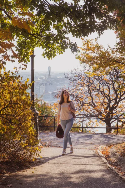 Vacker kvinna promenader i höstparken på Buda slott på stranden av Donau i Budapest, Ungern. — Stockfoto