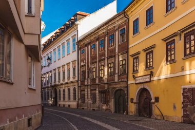 Sopron, Macaristan - Ekim 2018: Macaristan 'ın başkenti Sopron' da eski evleri olan Dar Sokak