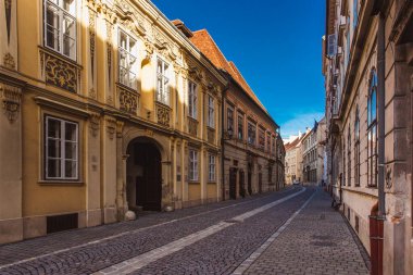 Sopron, Macaristan - Ekim 2018: Macaristan 'ın başkenti Sopron' da eski evleri olan Dar Sokak