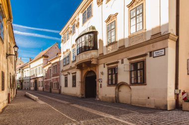 Sopron, Macaristan - Ekim 2018: Macaristan 'ın başkenti Sopron' da eski evleri olan Dar Sokak