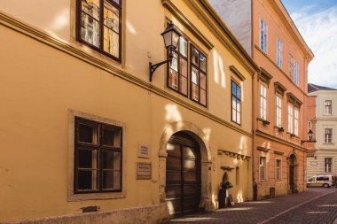 Sopron, Macaristan - Ekim 2018: Macaristan 'ın başkenti Sopron' da eski evleri olan Dar Sokak