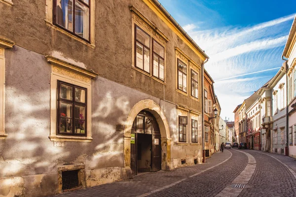 Sopron, Ungern - oktober 2018: Smal gata med gamla hus i gamla stan i Sopron, Ungern — Stockfoto