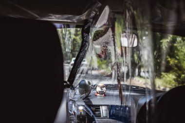 Bangalore, Hindistan - Haziran 08, 2020. Sosyal uzaklık için taksinin içindeki güvenlik paneli, Hindistan, Bengaluru