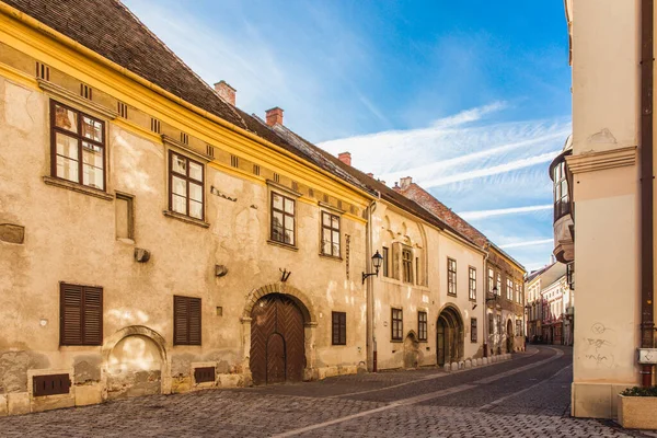 Sopron, Węgry - październik 2018: Wąska uliczka ze starymi domami w starym centrum miasta Sopron, Węgry — Zdjęcie stockowe