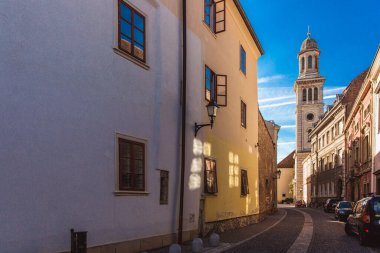 Sopron, Macaristan - Ekim 2018: Macaristan 'ın başkenti Sopron' da eski evleri olan Dar Sokak
